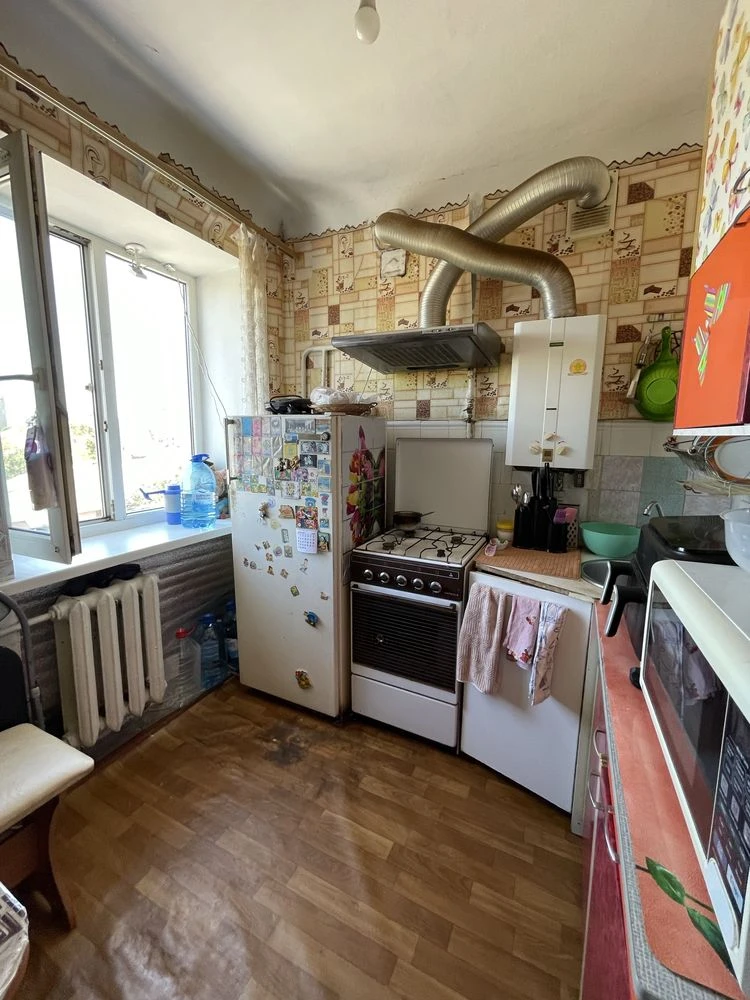 Продается 2-комнатная квартира, улица Сина 31