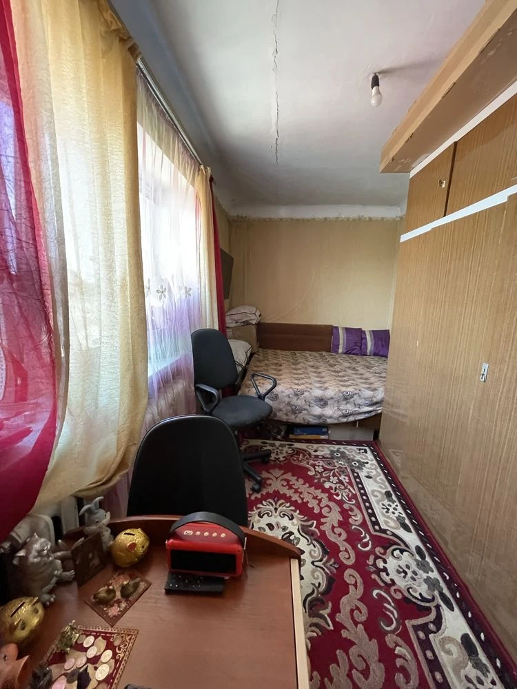Продается 2-комнатная квартира, улица Сина 31