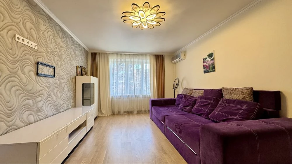 Продажа 3-комнатной квартиры на улице Комарова/Парк Жовтневий/Чешка
