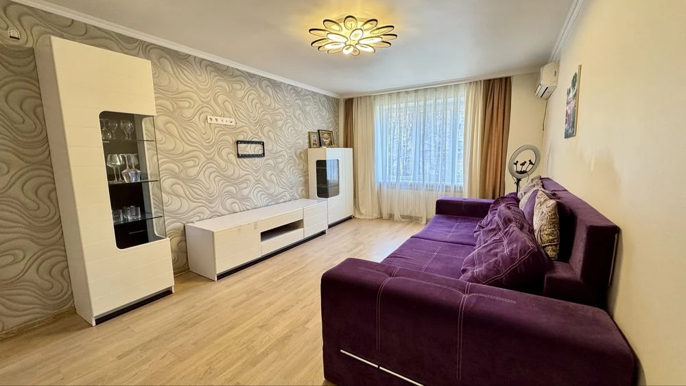 Продажа 3-комнатной квартиры на улице Комарова/Парк Жовтневий/Чешка