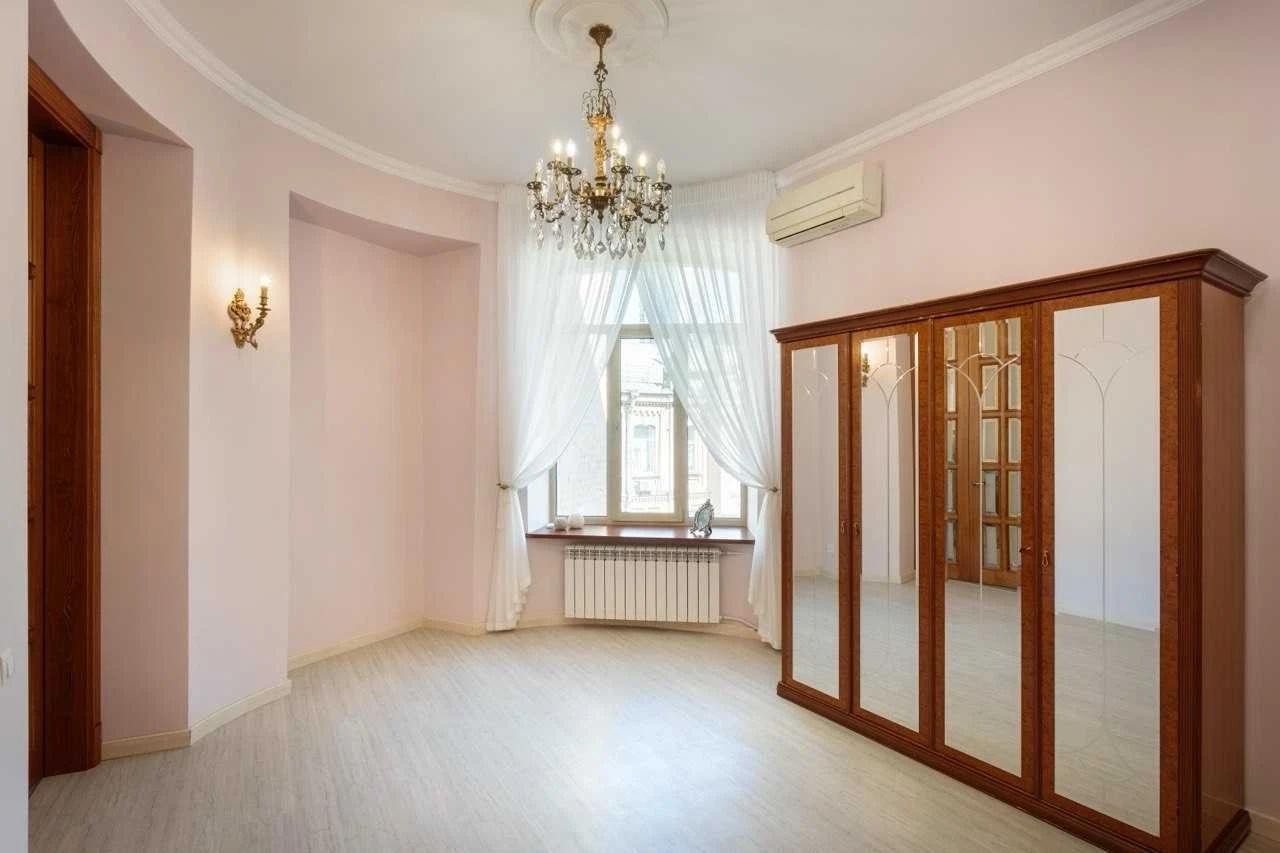 Продаж 2 кімн , Царський будинок, Петлюри 22, ремонт