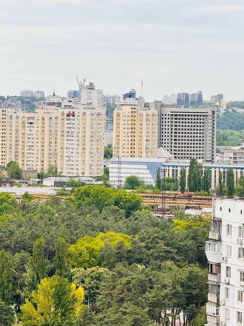 Sale of a penthouse with renovation! Park Peremohy, District of Darnitsa, Gen.
