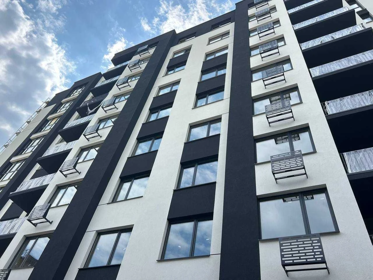Sale of a 2-room apartment for rent under ЄОселя and on the 6th floor for 870$/m²