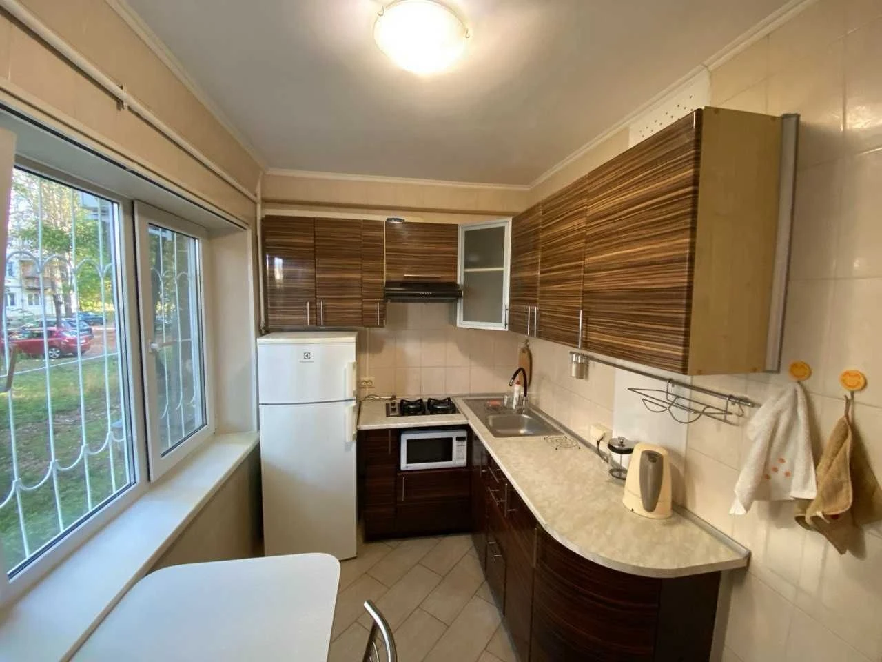 Продам 2-кімнатну квартиру, вул. Салютна, 27А, Шевченківськи