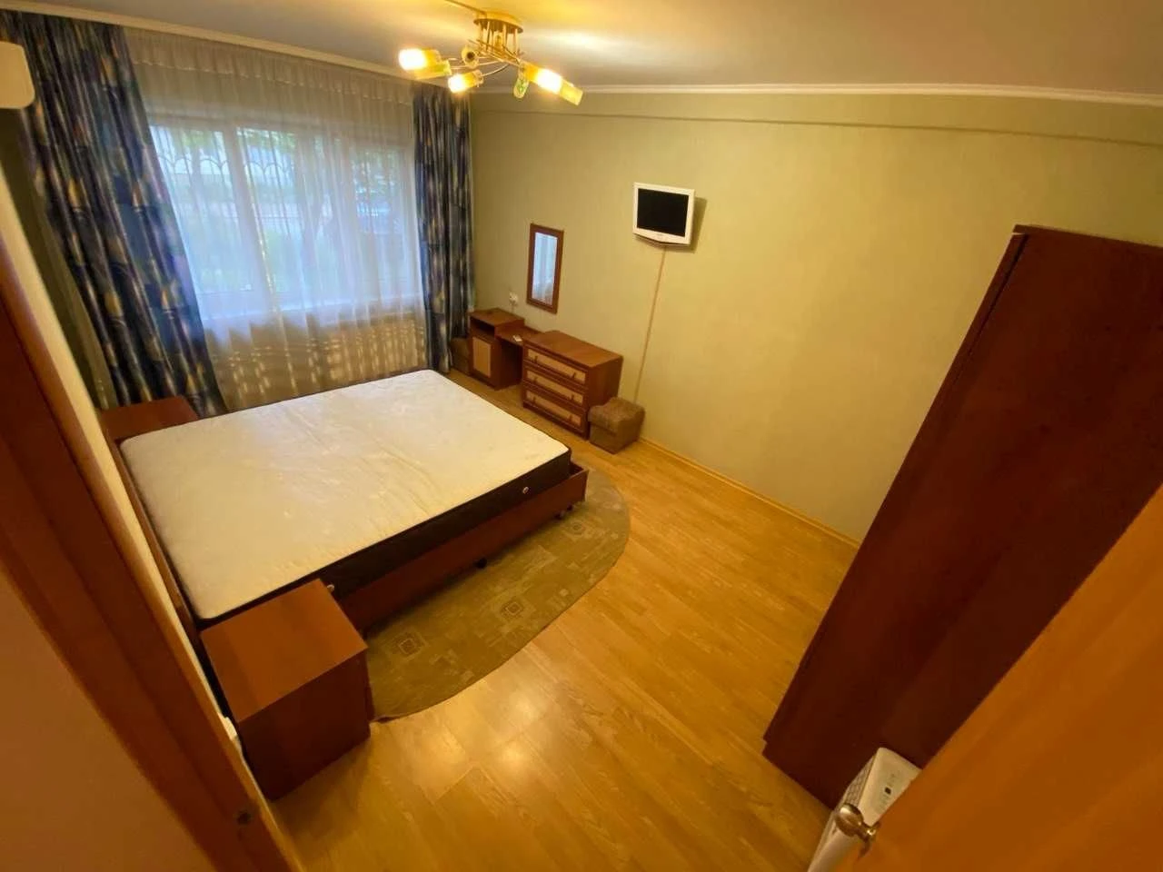 Продам 2-кімнатну квартиру, вул. Салютна, 27А, Шевченківськи