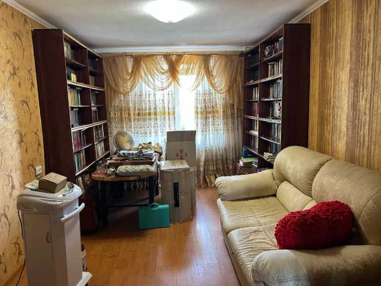 Продається чотирикімнатна квартира на проспекті Мануиловський, 75-90
