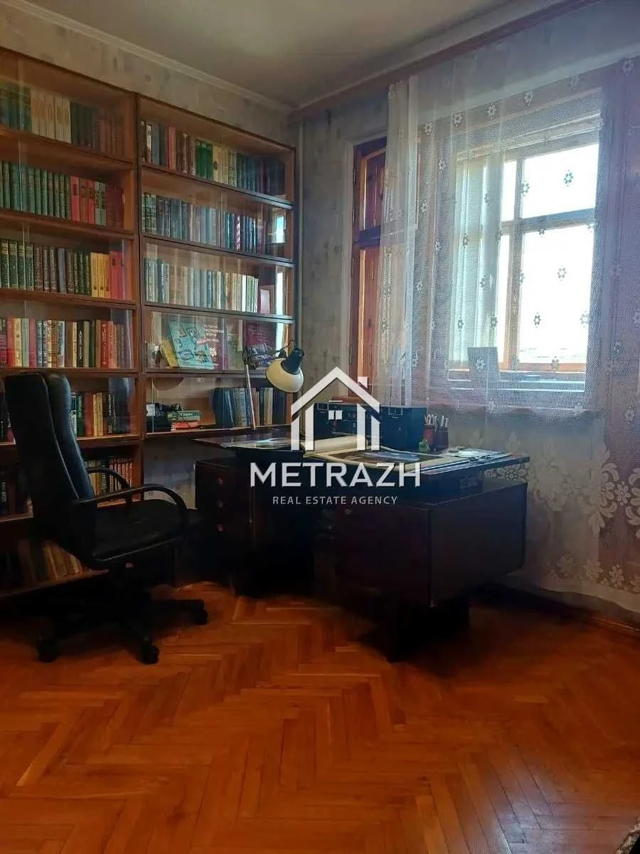 91711 Продам 3-комнатную квартиру возле метро Перемога!