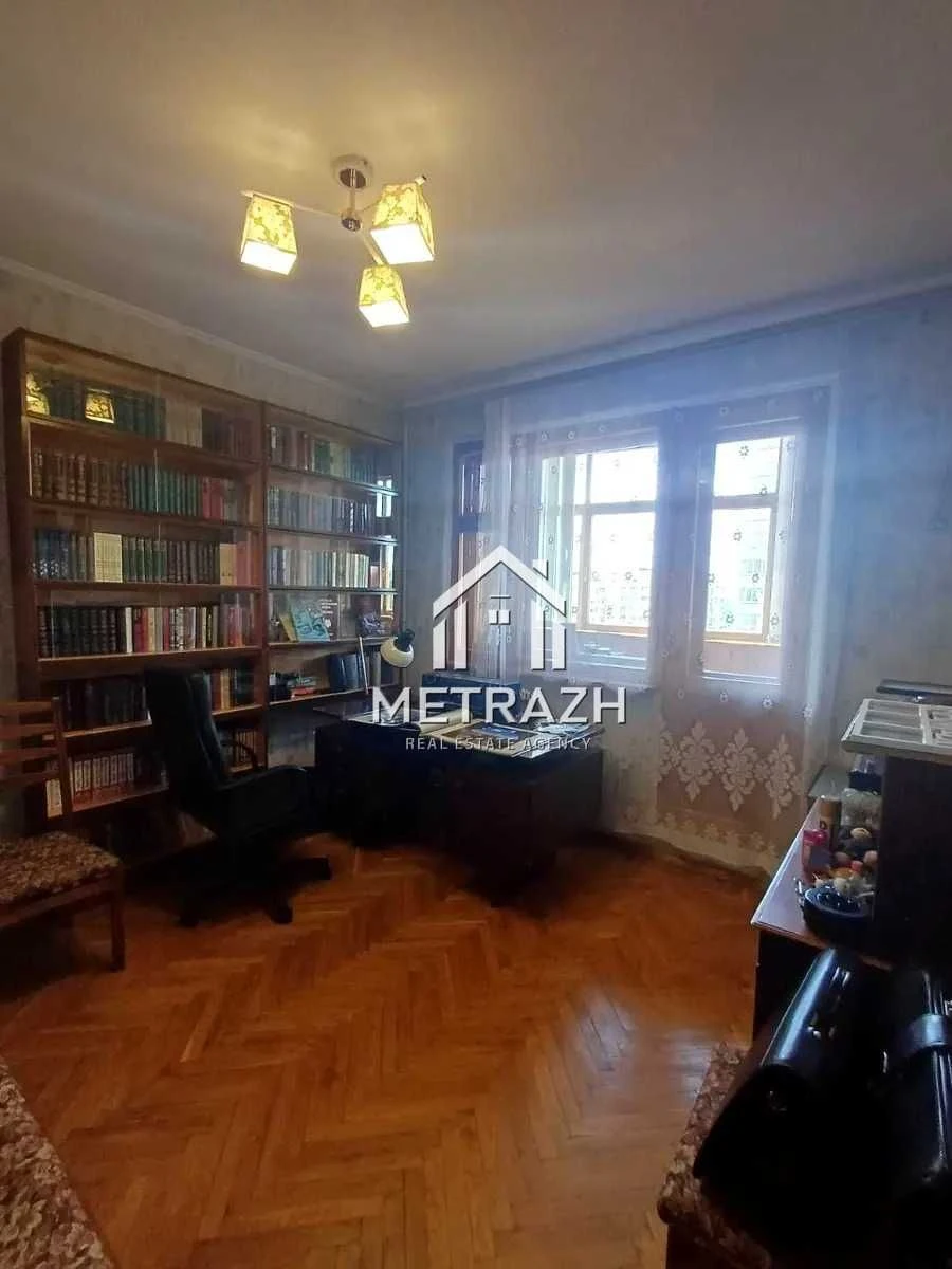 91711 Продам 3-комнатную квартиру возле метро Перемога!