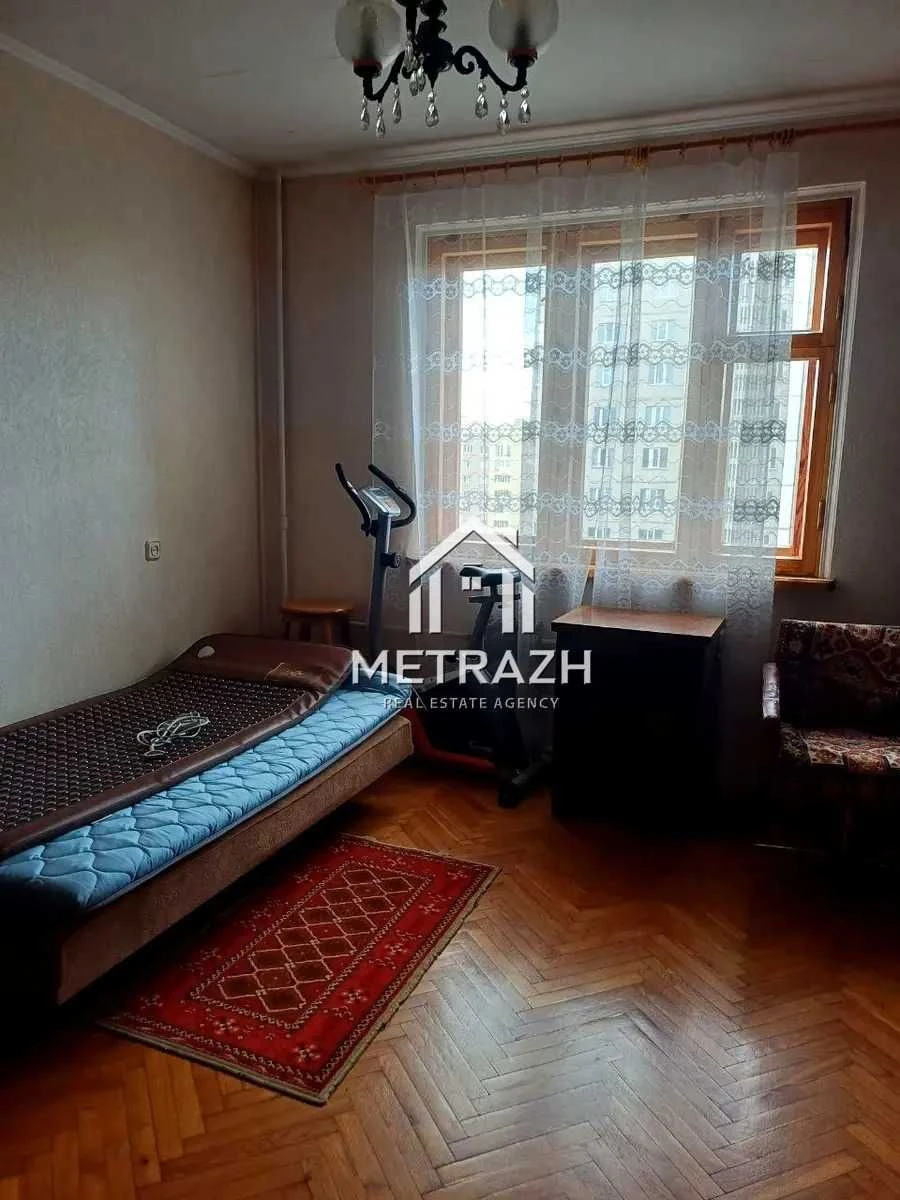 91711 Продам 3-комнатную квартиру возле метро Перемога!