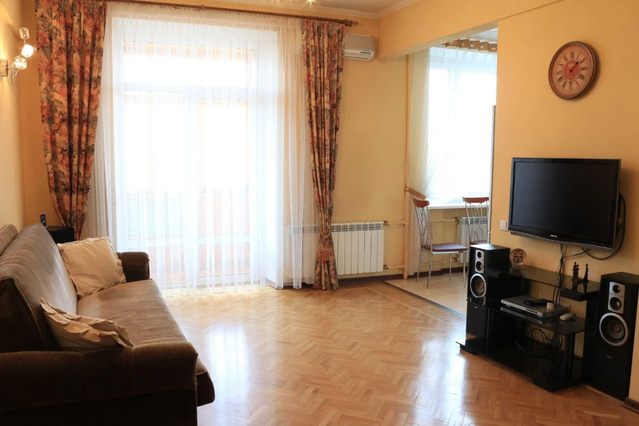 Продається 2-кімнатна квартира з ремонтом, 10 хв. до метро,