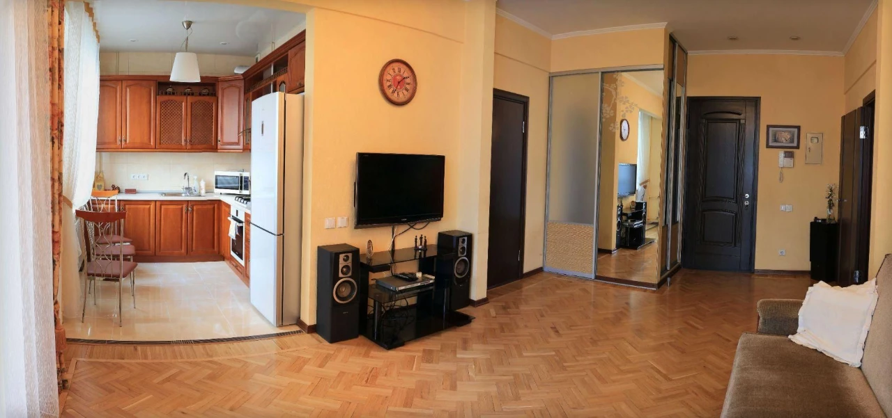 Продається 2-кімнатна квартира з ремонтом, 10 хв. до метро,