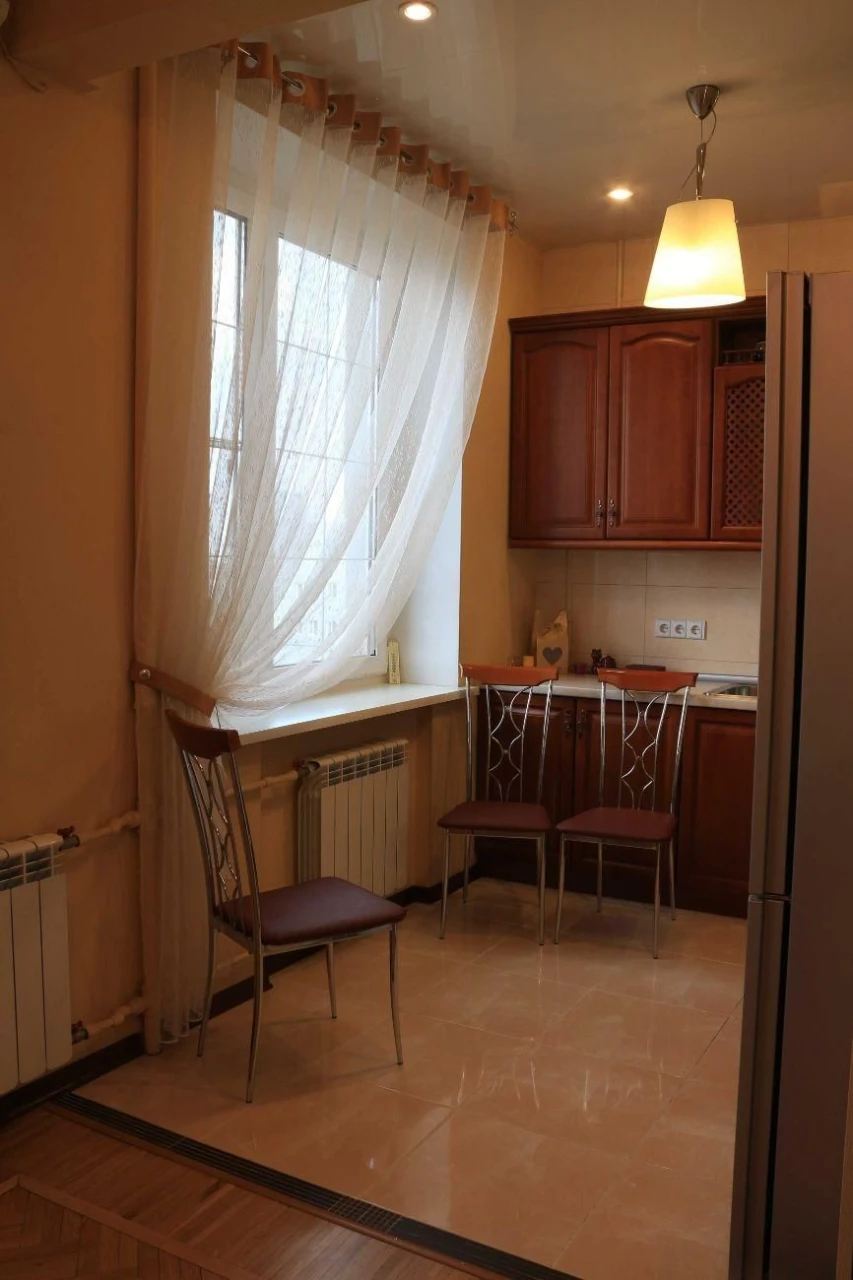Продається 2-кімнатна квартира з ремонтом, 10 хв. до метро,