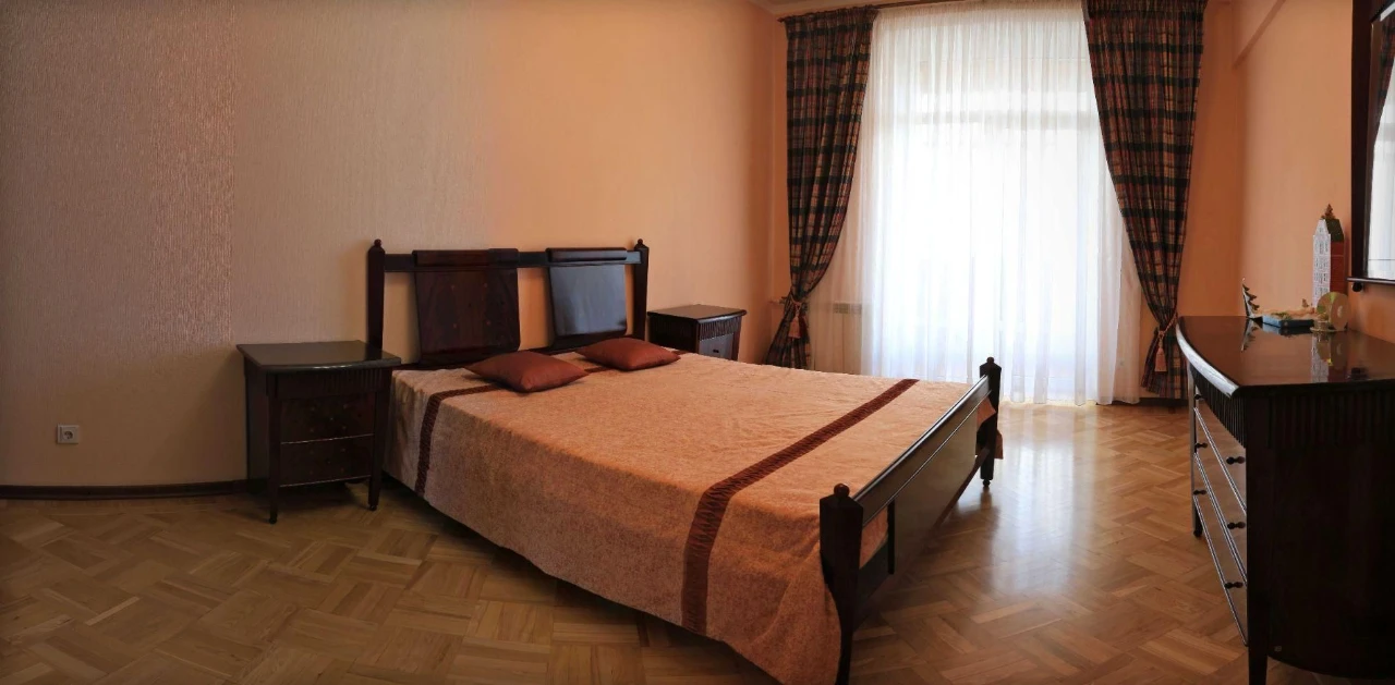 Продається 2-кімнатна квартира з ремонтом, 10 хв. до метро,