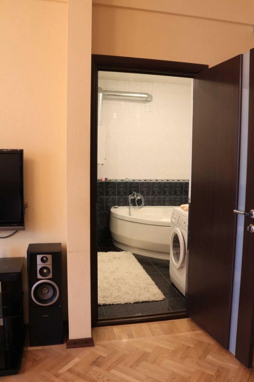 Продається 2-кімнатна квартира з ремонтом, 10 хв. до метро,