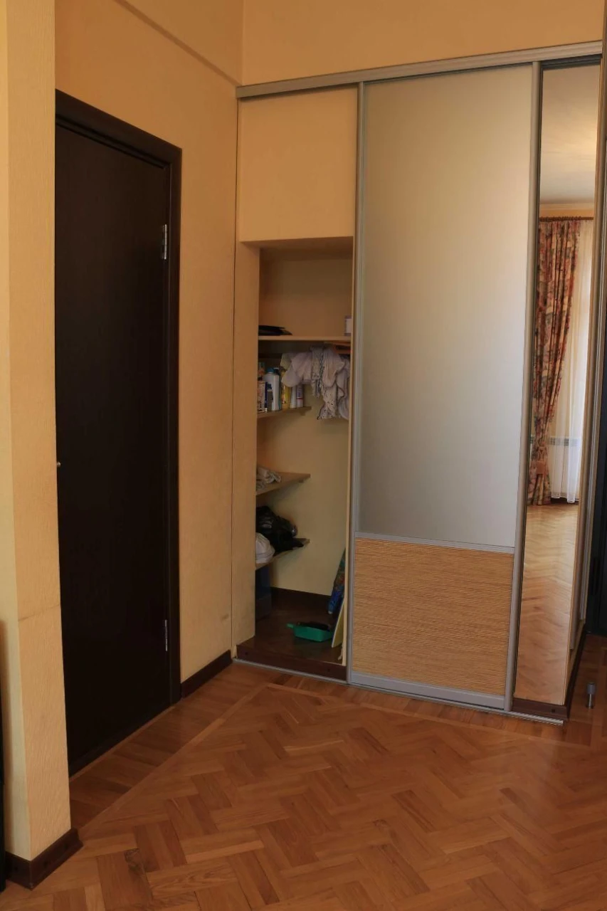 Продається 2-кімнатна квартира з ремонтом, 10 хв. до метро,