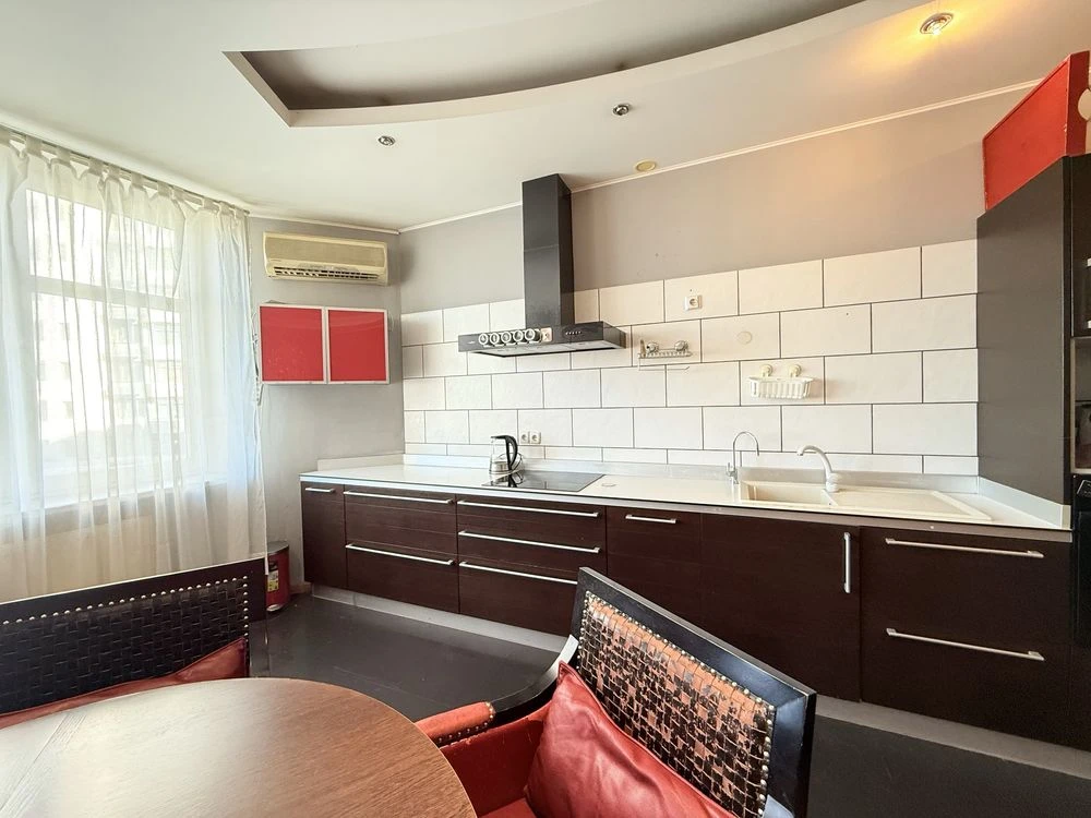 No commission for sale 3-room apartment in the center of Pechersk, Tvorets residential complex, Kon Street