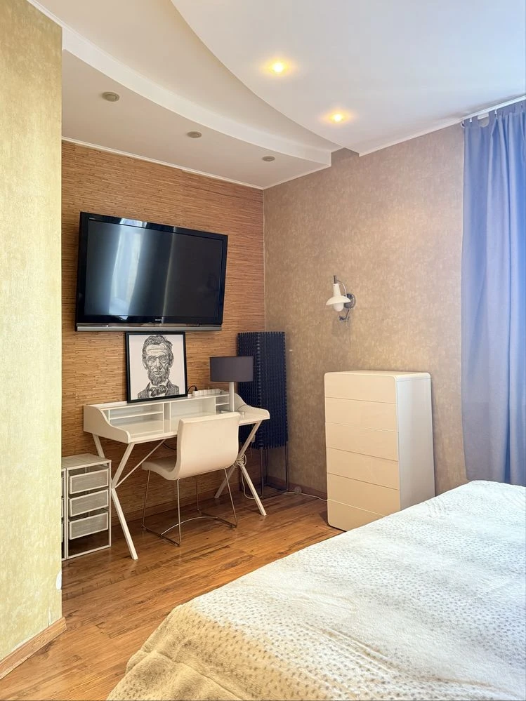 No commission for sale 3-room apartment in the center of Pechersk, Tvorets residential complex, Kon Street