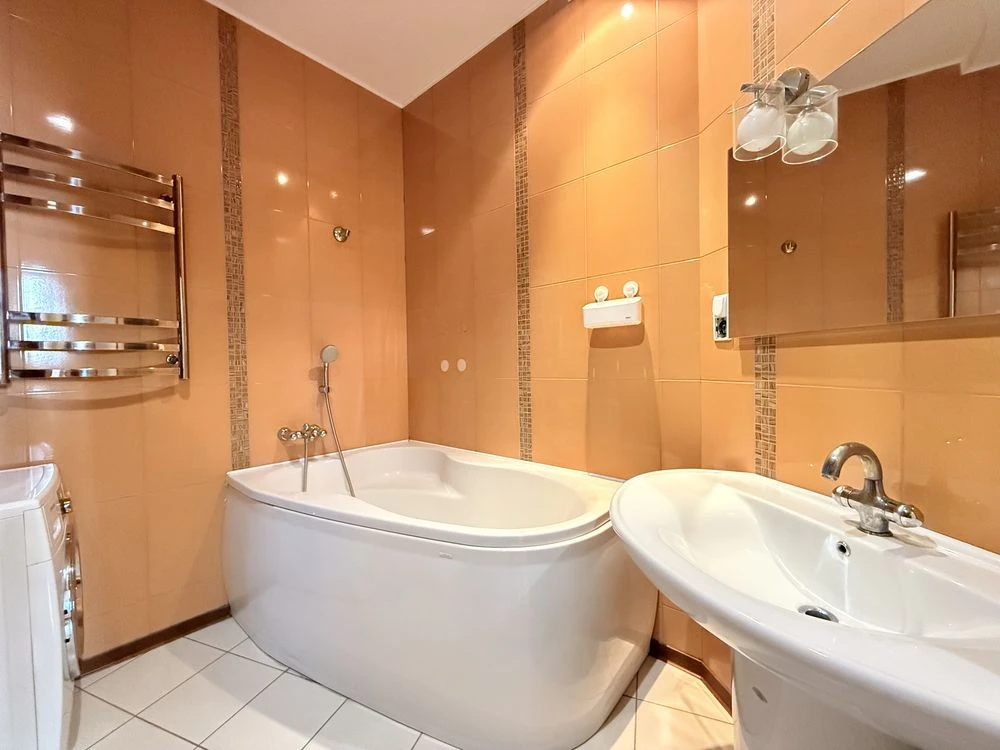 No commission for sale 3-room apartment in the center of Pechersk, Tvorets residential complex, Kon Street