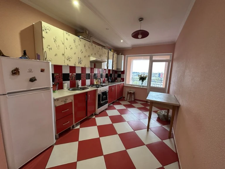 Продам в центрі 2 кімнатну квартиру