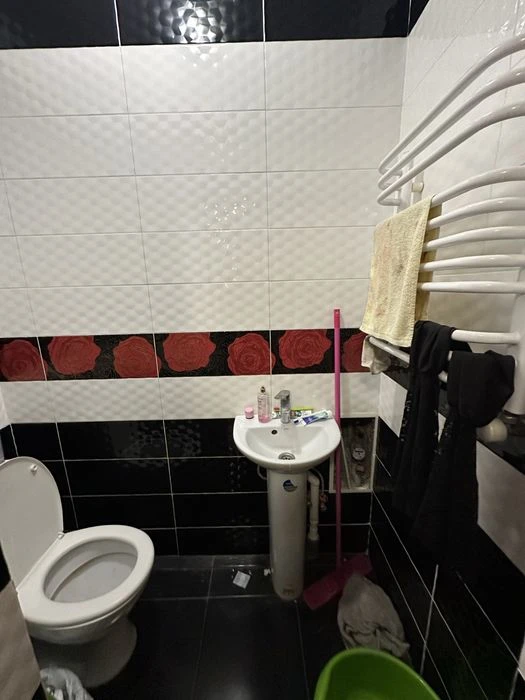 Продам в центрі 2 кімнатну квартиру