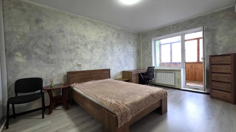 3-кімнатна квартира, вул. Ревуцького, 44. Метро Харківська.