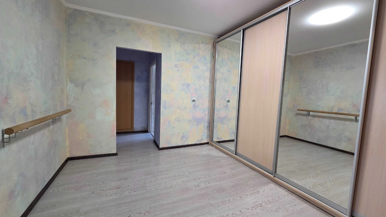 3-кімнатна квартира, вул. Ревуцького, 44. Метро Харківська.