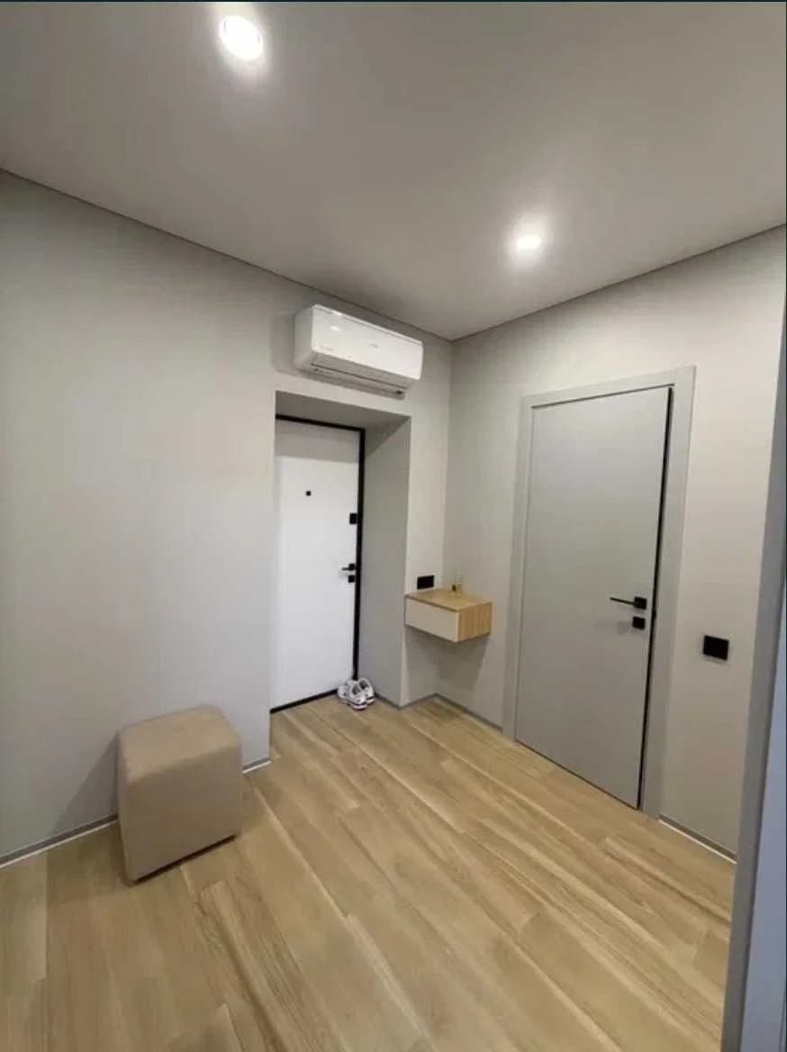 I will sell a 2-room apartment with renovation in the residential complex Schaslyvyi-2 at the lowest price