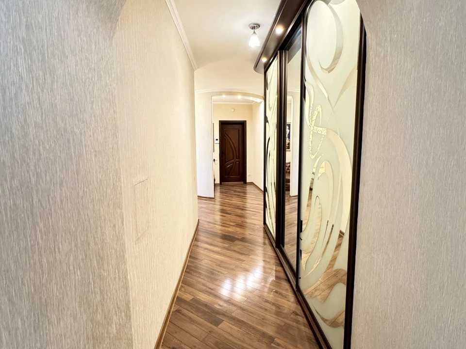 Apartment. Kyiv, Dniprovska Naberezhna st.