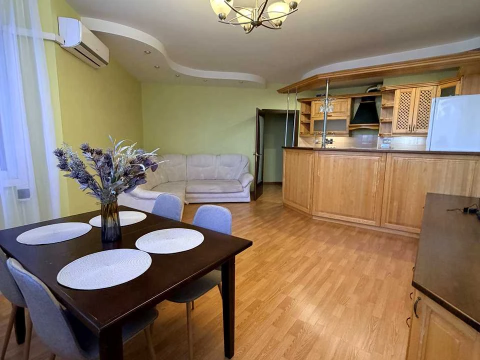 Apartment. Kyiv, Holosiivska Street