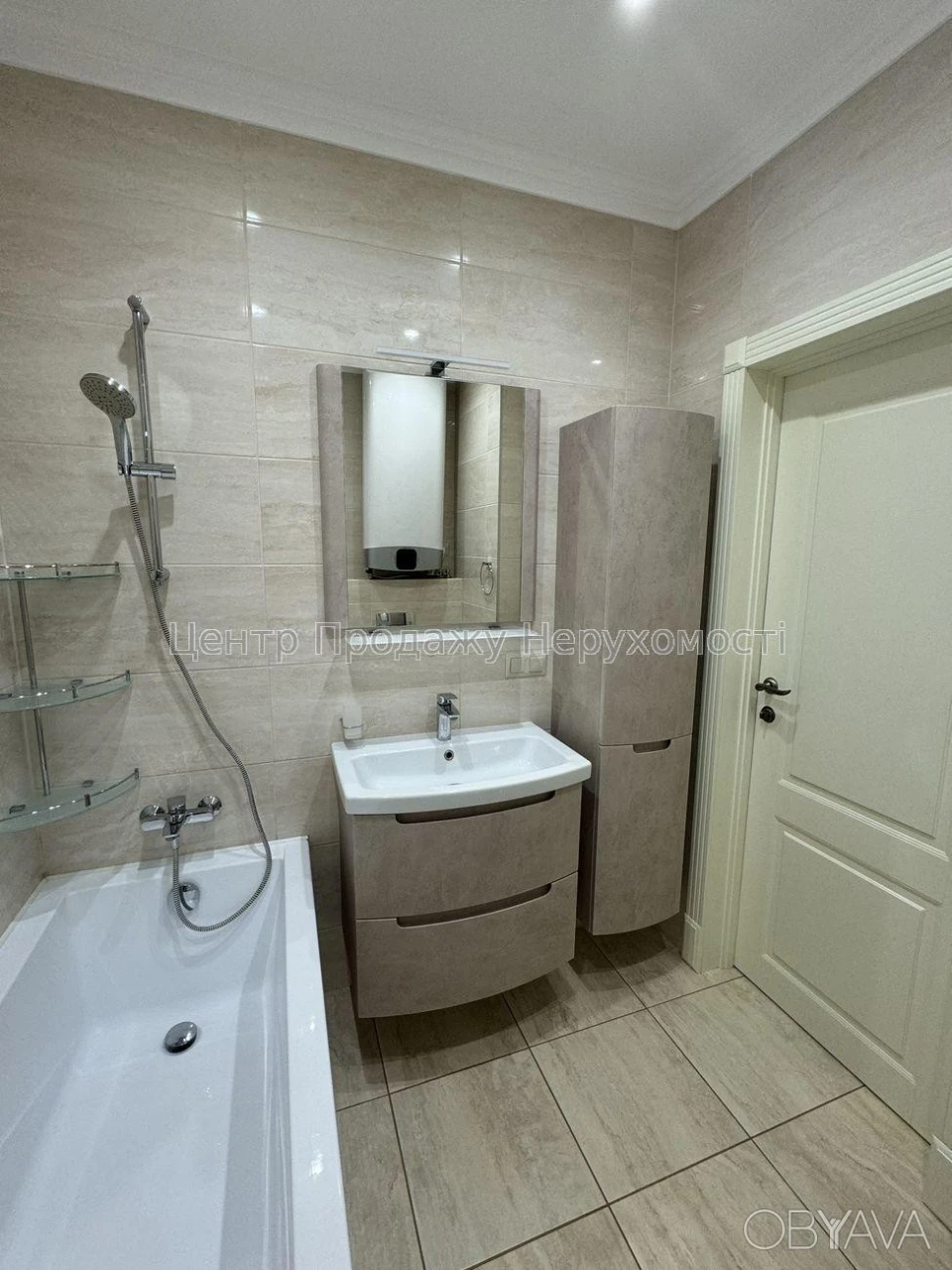 Квартира с четырьмя комнатами, 80 кв. м.