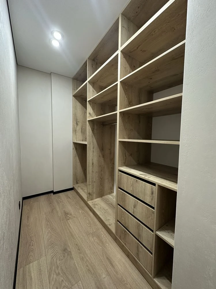 Selling 1-bedroom apartment with a view of the city lake