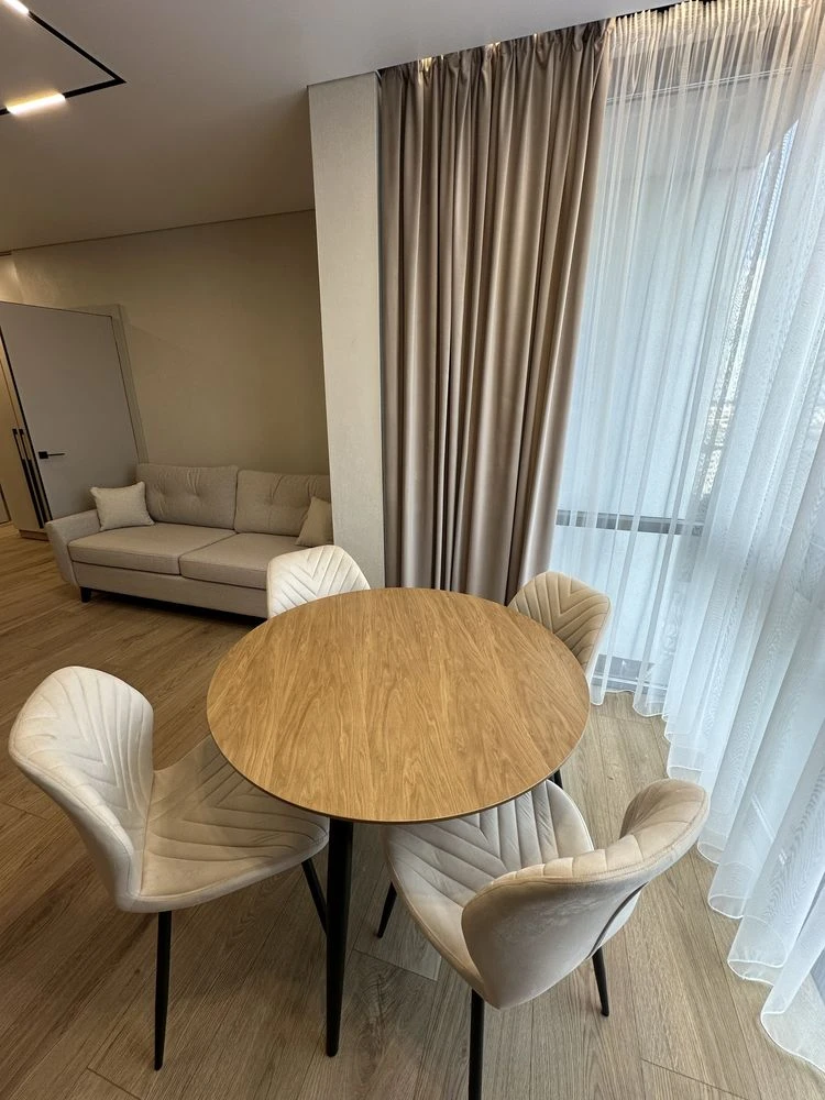 Selling 1-bedroom apartment with a view of the city lake