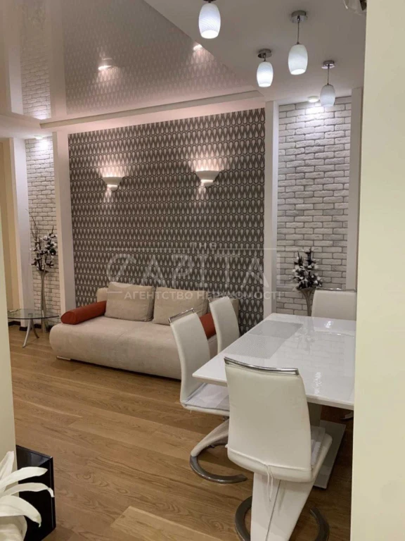 Three-bedroom apartment in the heart of Pecersky