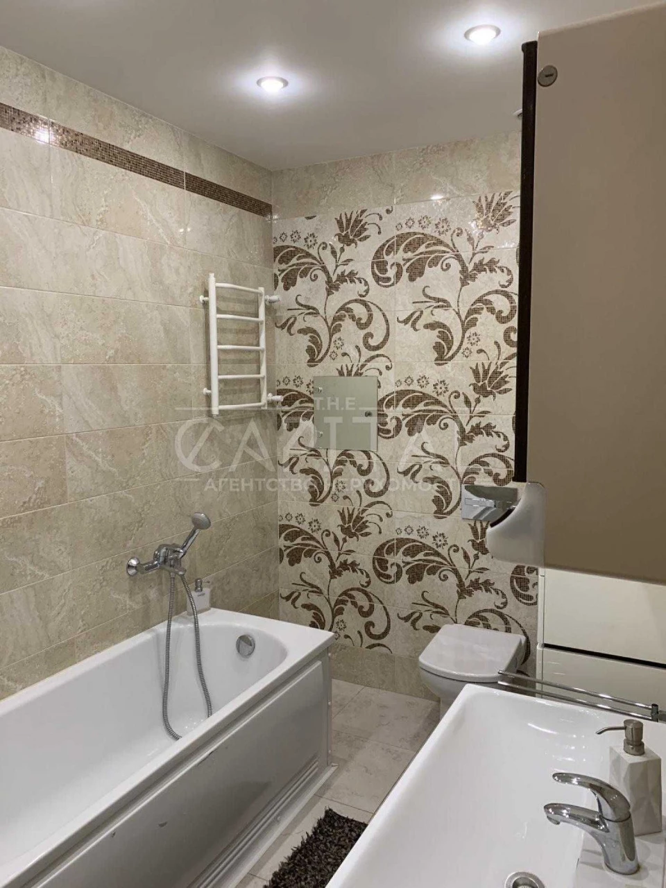 Three-bedroom apartment in the heart of Pecersky