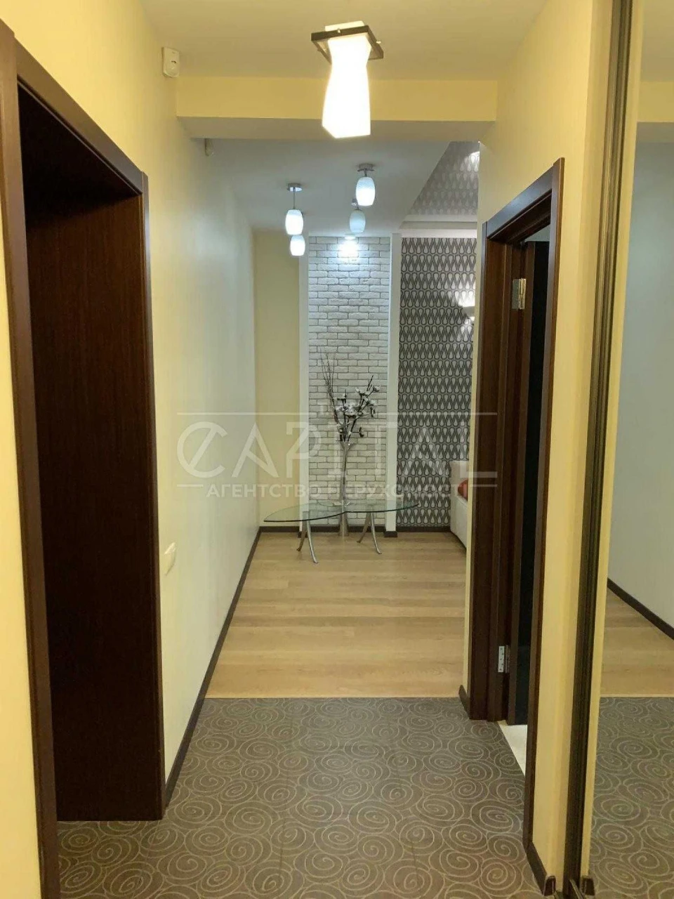 Three-bedroom apartment in the heart of Pecersky