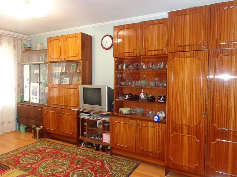 For sale 2-room apartment on B. Khmelnytsky, left bank.