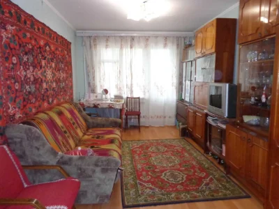 продам 2к.к. на Б Хмельницького ,лівий берег.