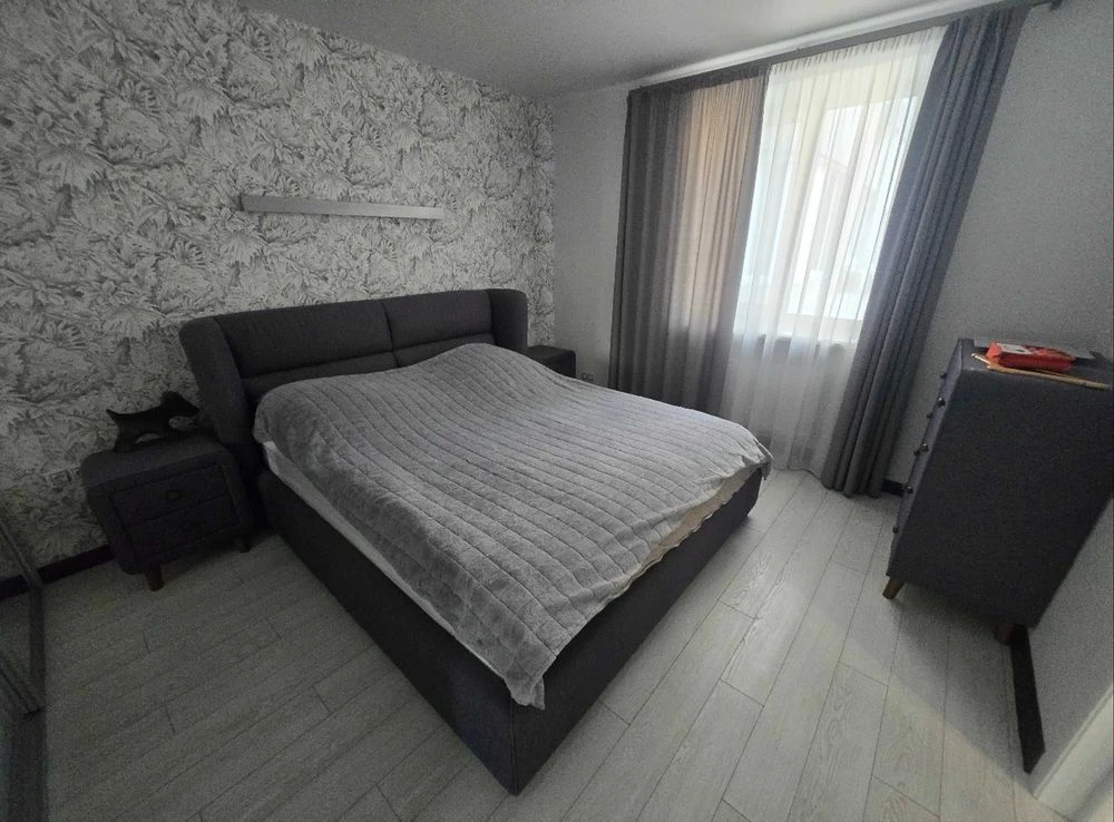 Продается 2-комнатная квартира, 6 этаж, кирпич, рядом с метро "Победа"
