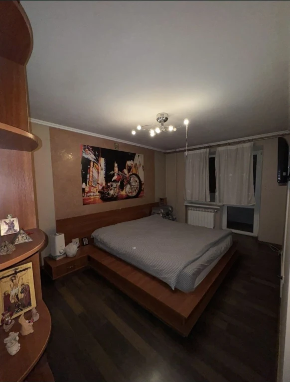 3 bedroom apartment on Naberezhna Street, in a building