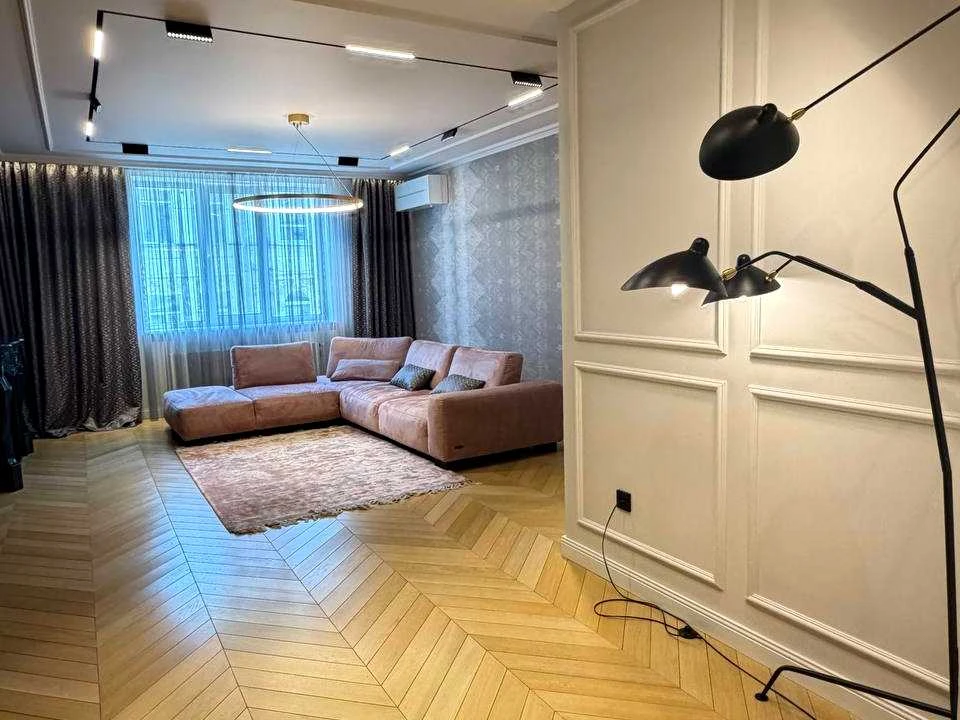 Apartment. Mezhyhirska Street, Kyiv