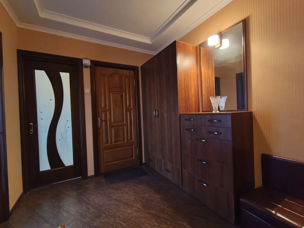 Продаж квартири з капітальним ремонтом, меблями і технікою.
