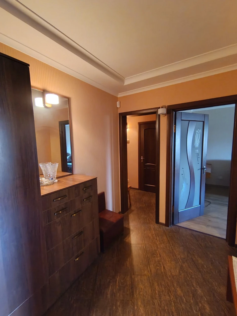 Продаж квартири з капітальним ремонтом, меблями і технікою.