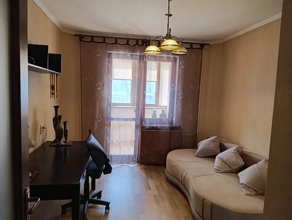 Продаж квартири з капітальним ремонтом, меблями і технікою.