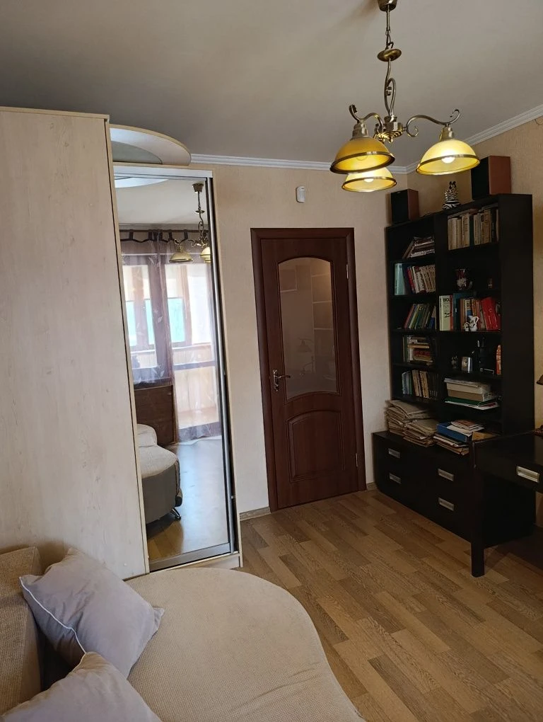Продаж квартири з капітальним ремонтом, меблями і технікою.