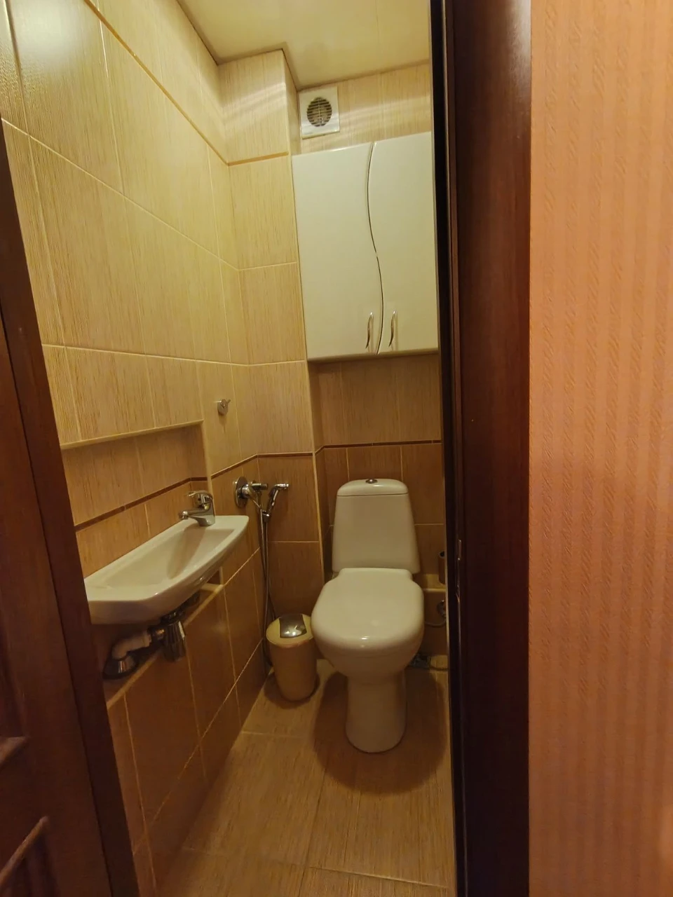 Продаж квартири з капітальним ремонтом, меблями і технікою.