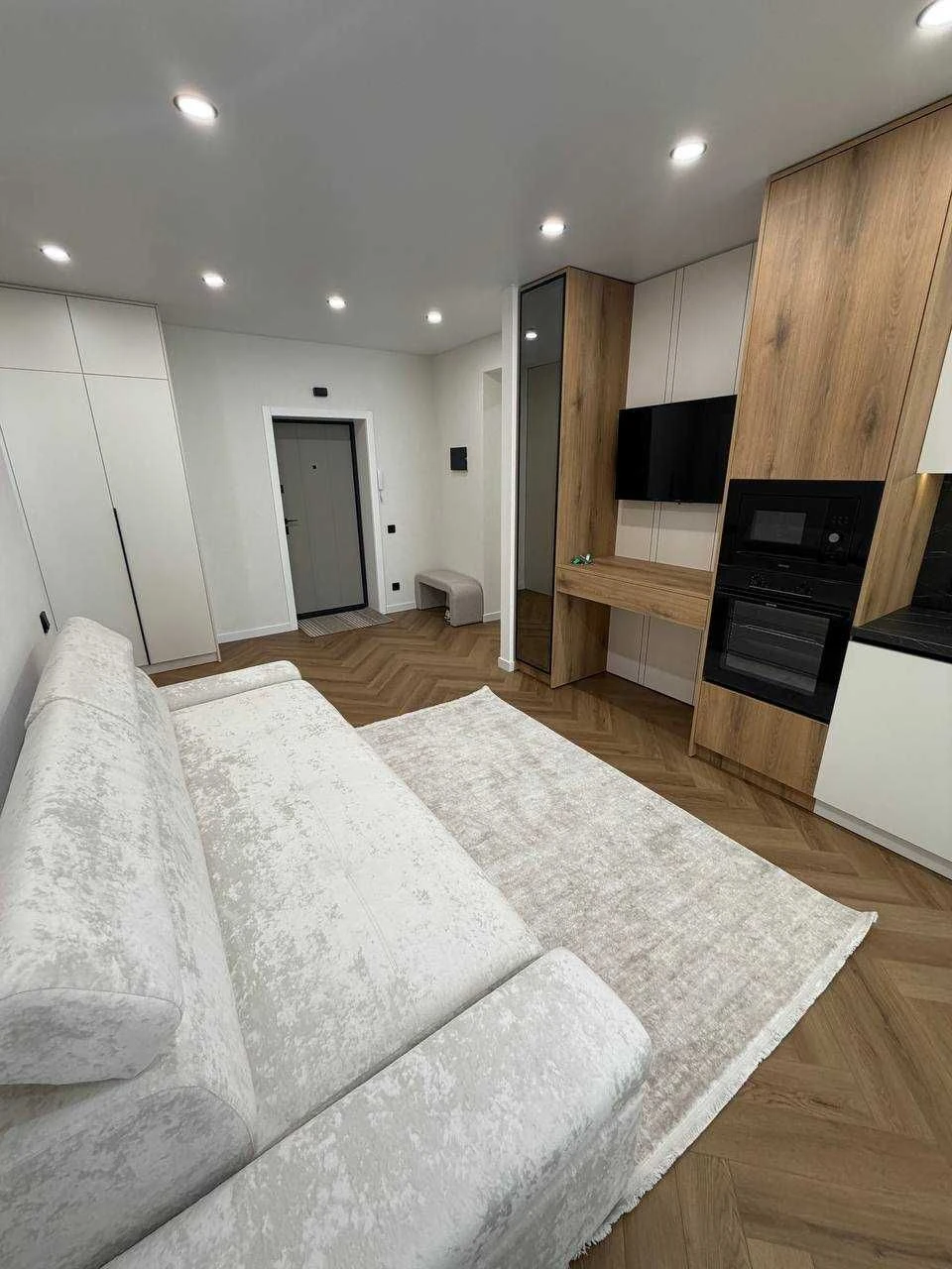 Sale of a 2-bedroom apartment 75 m² with designer renovation in a complex from R
