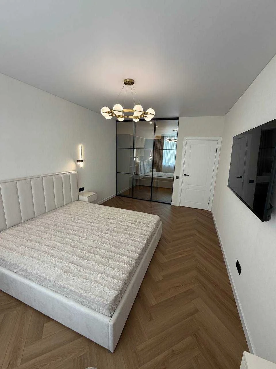 Sale of a 2-bedroom apartment 75 m² with designer renovation in a complex from R