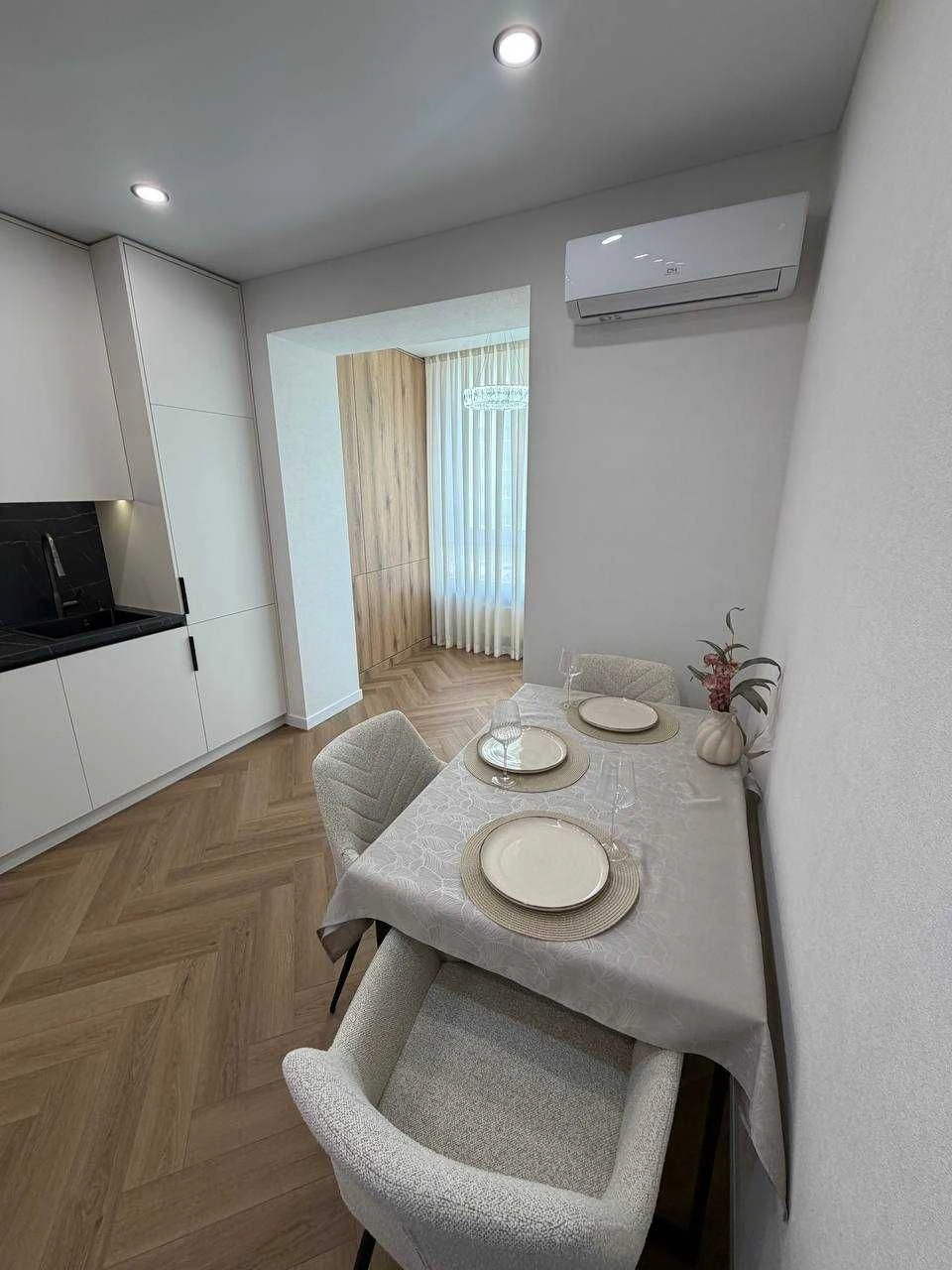 Sale of a 2-bedroom apartment 75 m² with designer renovation in a complex from R