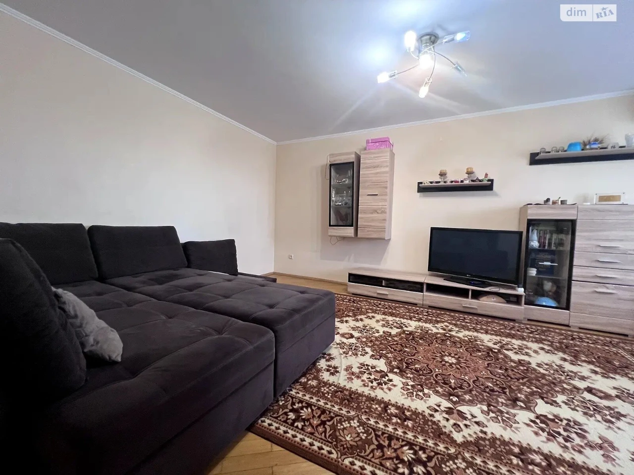Long-Term Rental Apartment, Poczynki