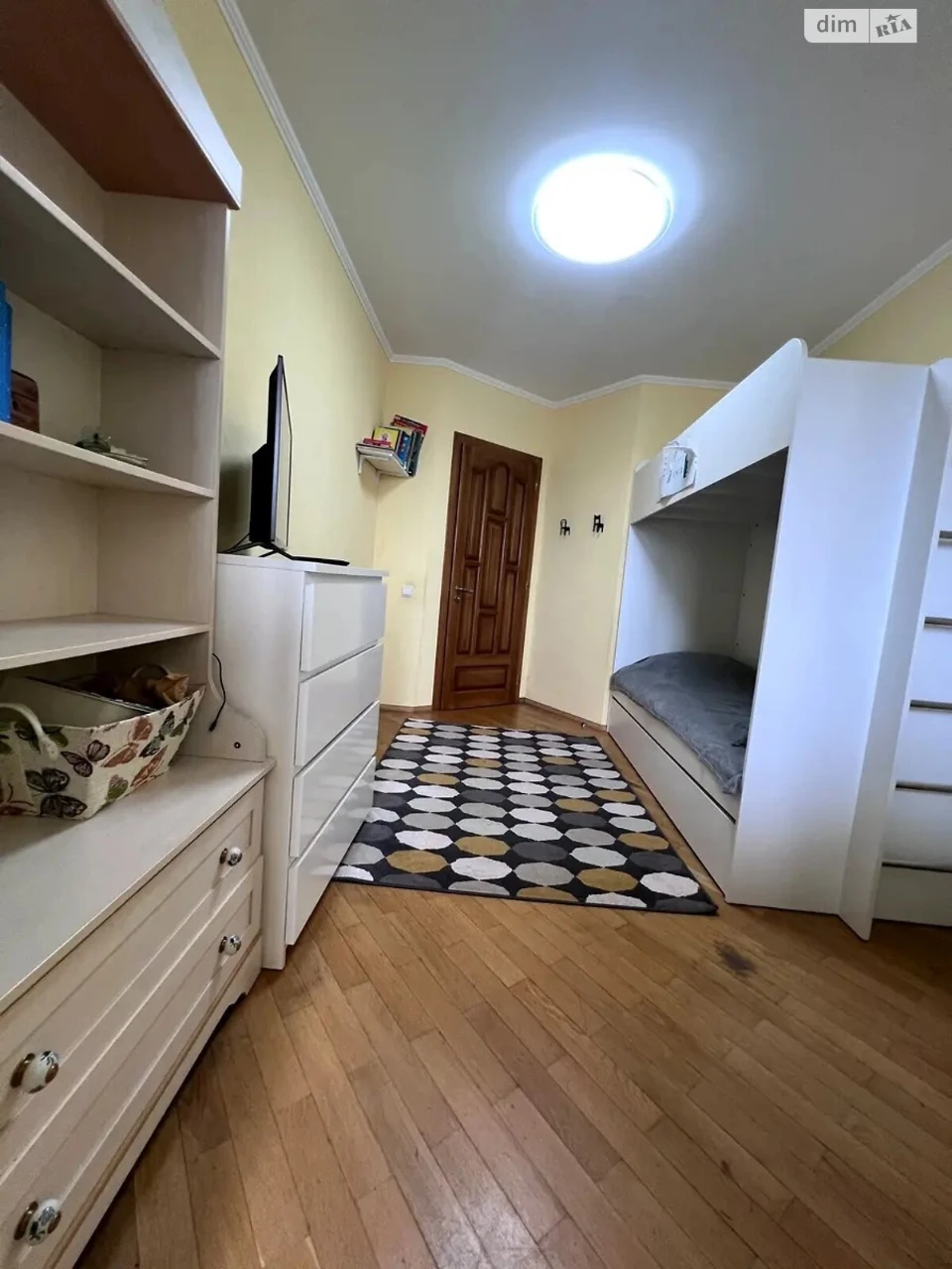 Long-Term Rental Apartment, Poczynki